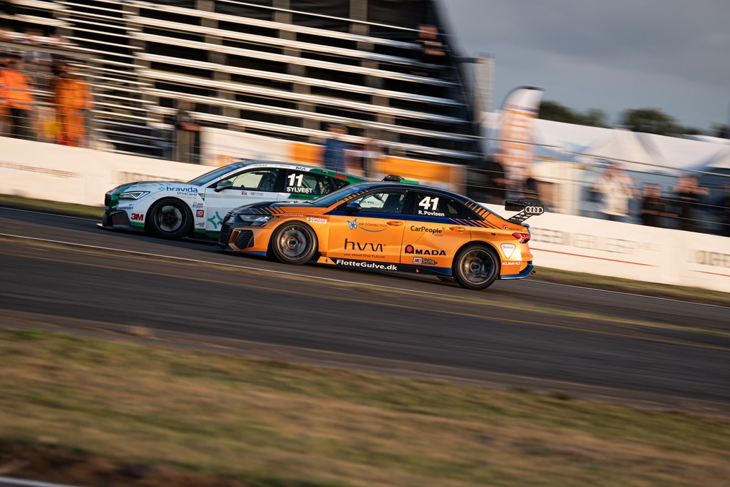 Med et hattrick ved sidste måneds Night Race i Padborg lagde René Povlsen, her i #41, sig lunt i svinget i kampen om Trofeo-titlen
(Foto: TCR Denmark)